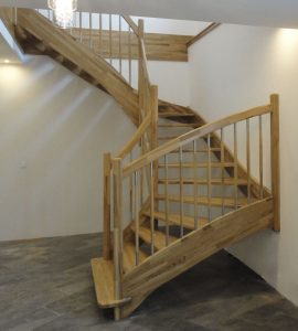 Treppe aus Eichenholz mit Blockstufe und Sprossen mit Edelstahlelementen