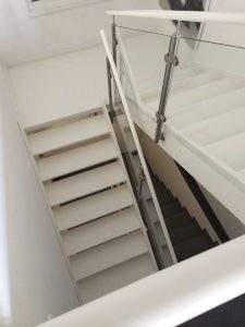 Weiss Lackierte Treppe mit Podest und seitlich aufgesetztem Glasgeländer