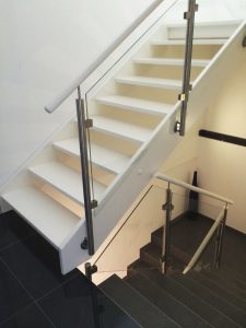 Weiß lackierte Treppe Weiß lackierte Treppe mit Podest und seitlich aufgesetztem Glasgeländer