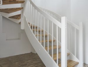 Treppe mit Trittstufen aus Buchenholz und weiß lackiertem Geländer