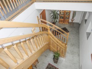 Beidseitig eingestemmte Treppe aus Buchenholz mit Edelstahlsprossen und Zierelementen aus Holz