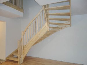 Treppe aus Birkenholz mit Holzsprossen
