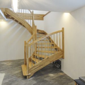 Treppe aus Eichenholz mit Blockstufe und Sprossen mit Edelstahlelementen