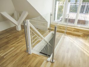 Treppe mit Eichentrittstufen und Nurglasgeländer