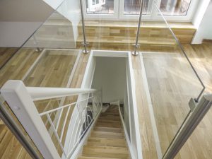 Treppe mit Eichentrittstufen, Zier- und Nurglasgeländer
