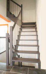 Offene Treppe in RAL-grau lackiert mit Edelstahlsprossen