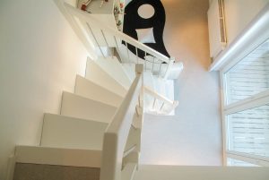 Weiß lackierte Treppe mit Edelstahlsprossen