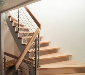 Treppe mit Stufen aus Buchenholz, Geländer mit Edelstahlgurten und Holzhandlauf