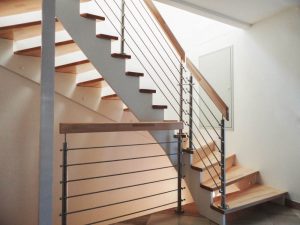 Treppe mit Stufen aus Buchenholz, Geländer mit Edelstahlgurten und Holzhandlauf