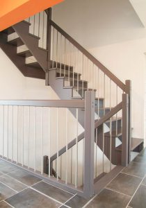Offene Treppe in RAL-grau lackiert mit Edelstahlsprossen