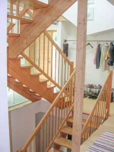 Treppe aus Lärchenholz mit Rundsprossen