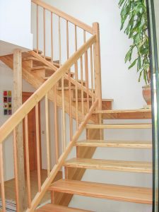 Treppe aus Lärchenholz mit Rundsprossen