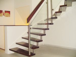 Treppe mit Glasgeländer und weißer Wandwange