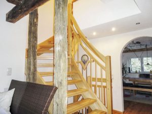 Treppe aus Buchenholz mit Zierglaselement