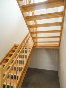 Treppe mit Podest aus Eschenholz