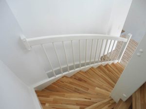 Treppe mit Trittstufen aus Buchenholz und weiß lackiertem Geländer
