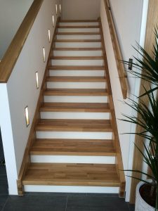 Gerade Treppe aus Eichenholz mit weiß lackierten Setzstufen